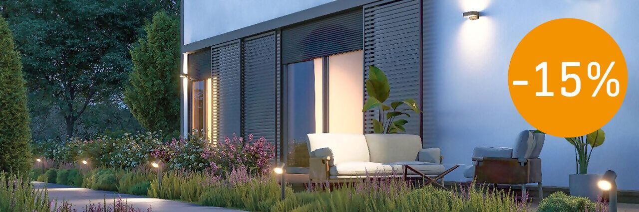 Das Bild zeigt eine stilvoll beleuchtete Terrasse mit Gartenbeleuchtung von **Steinel** und einem **-15 % Rabatt** Angebot.