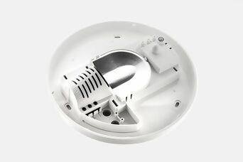 Geöffnete LED-Deckenleuchte mit E27-Fassung und reflektierender Lichtkammer für effiziente und gleichmäßige Ausleuchtung.