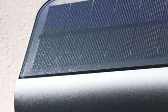 Nahaufnahme eines Solarpanels, das die Steinel-Leuchte unterstützt.
