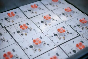 Mehrere elektronische Leiterplatten mit Sensoren und Komponenten für hochwertige Beleuchtungssysteme.