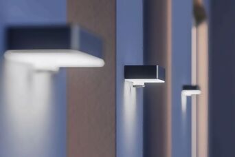 Moderne Solar-Wandleuchten in minimalistischem Design, die nach unten gerichtetes Licht für stilvolle Außenbeleuchtung bieten.