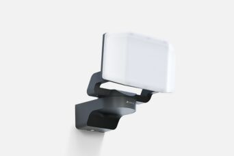 Moderner LED-Außenstrahler in elegantem Design, sorgt für leistungsstarke und energieeffiziente Beleuchtung.