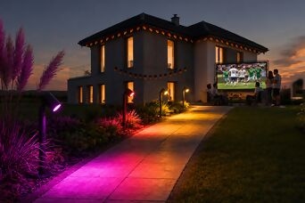 KI-generiertes Kampagnenbild mit stimmungsvoll beleuchtetem Garten zur Fußball-WM 2026