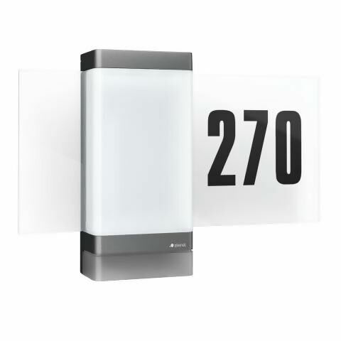 Die Steinel L 270 Digi SC ist eine smarte LED-Hausnummernleuchte mit integriertem Bewegungssensor. Sie kombiniert modernes Design mit intelligenter Technologie und sorgt für eine effiziente Beleuchtung von Eingangsbereichen. Die Leuchte verfügt über eine d