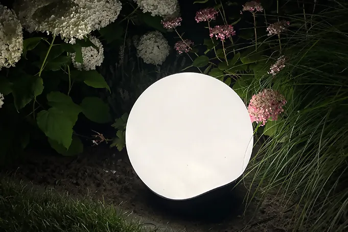 Steinel Sphera Kugelleuchte als Lichtinsel im Gartenbeet