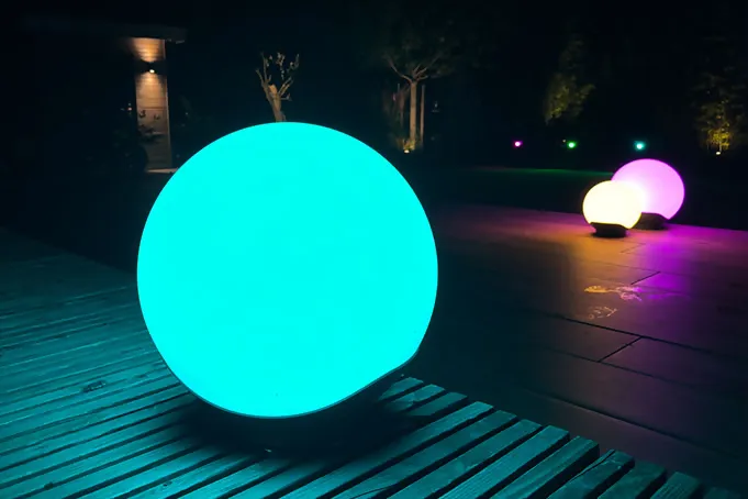 Steinel Gartenbeleuchtung mit Farben: Sphera Kugelleuchten leuchten türkis und violett