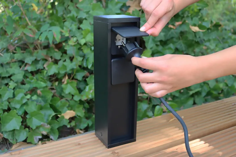Steinel Gartenbeleuchtung anschließen: 24V Stecker wird werkzeuglos mit der Leuchte verbunden